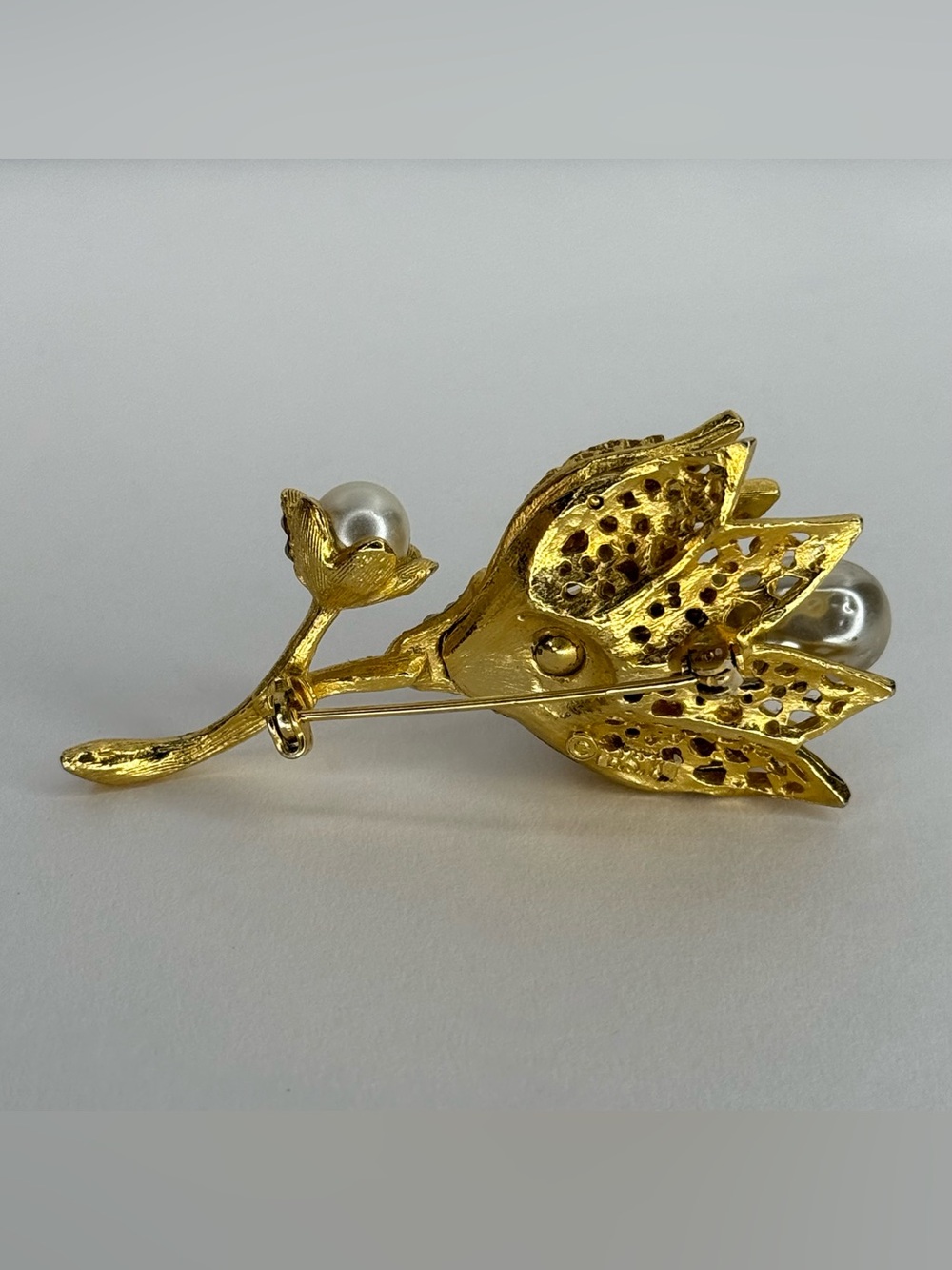 VINTAGE SIGNED BSK Faux Baroque Pearl Gold Tone Tulip Flower Brooch Pin - Picture 3 of 7